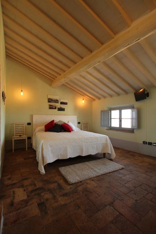 Scalette Di Piazza B&B Монтальчино Номер фото